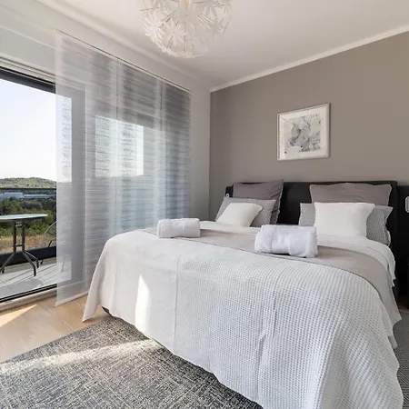 Miravento Grand Lakeside Retreat Apartment *