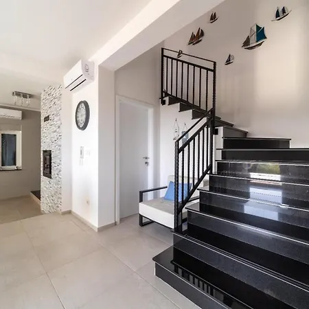 Miravento Grand Lakeside Retreat Apartment *